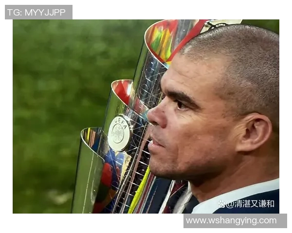 足球明星跪地滑行球场展现独特技艺引发球迷热议 足球明星跪地滑行球场展现独特技艺引发球迷热议